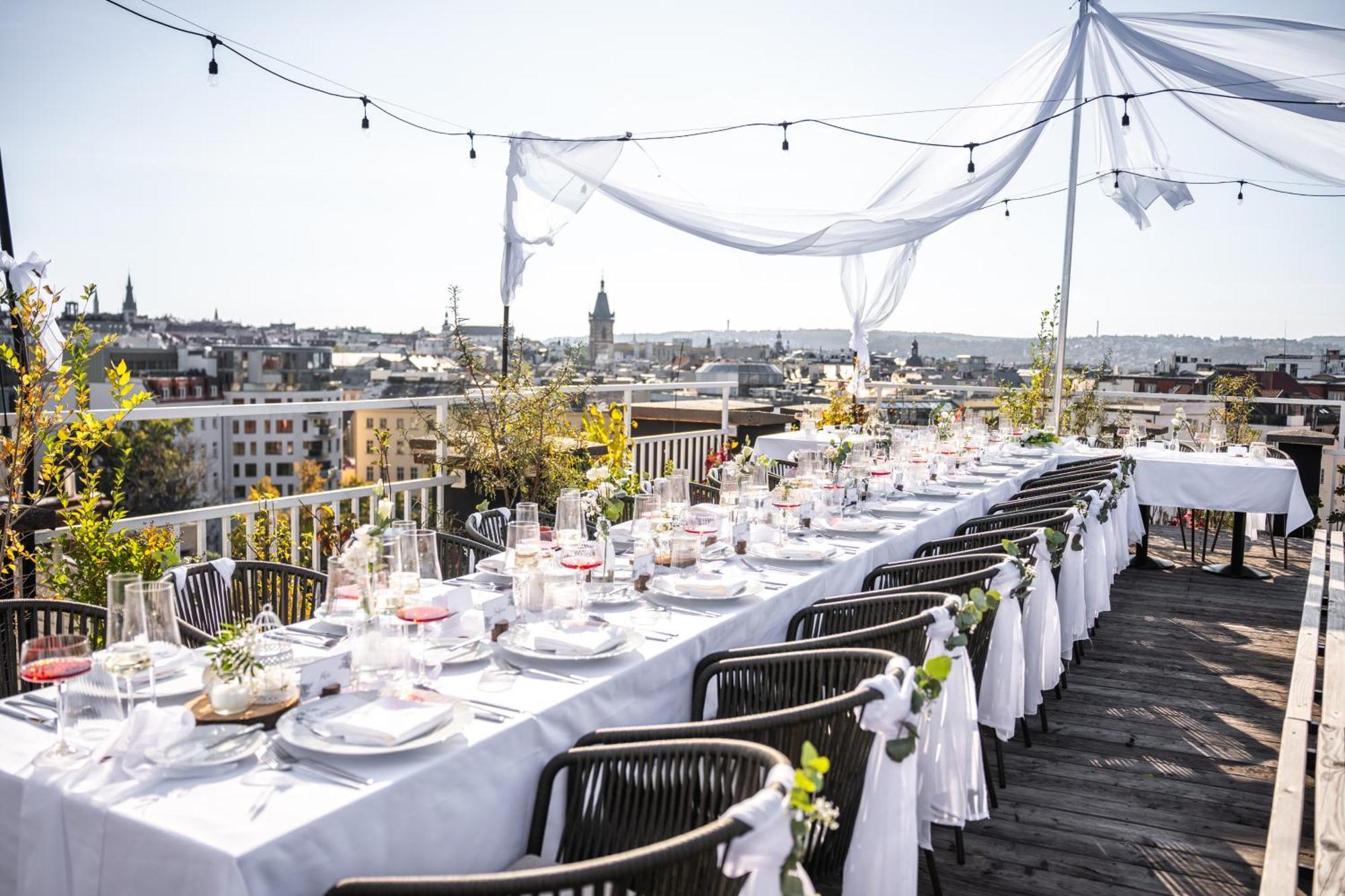 Pytloun Boutique Hotel Praga Exterior foto The rooftop of the Hotel